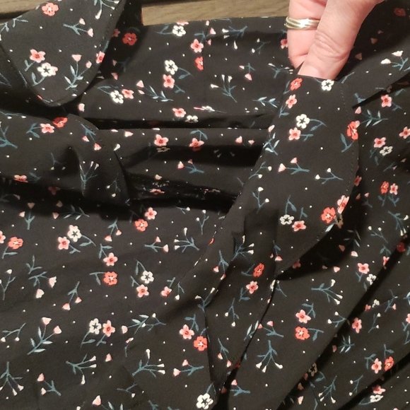 🍁New boutique flutter sleeve faux wrap top - Picture 8 of 13